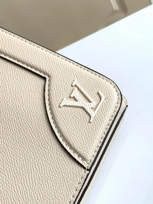 Louis Vuitton Size 28.3 x 18.3 x 4.3 cm - Image 7