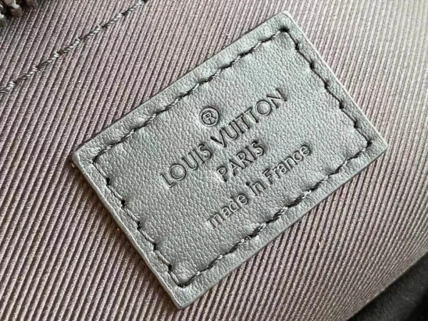 Louis Vuitton Size: 22 x 18 x 8 cm - Image 2
