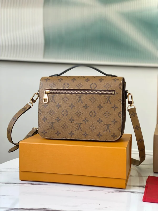 Louis Vuitton Size: 25 x 19 x 9 cm - Image 8