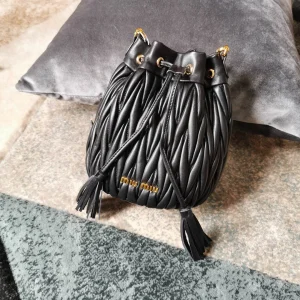 Matelasse metal chain shoulder strap with zipper pocket size: 17 2.5 9 Length: 115cm