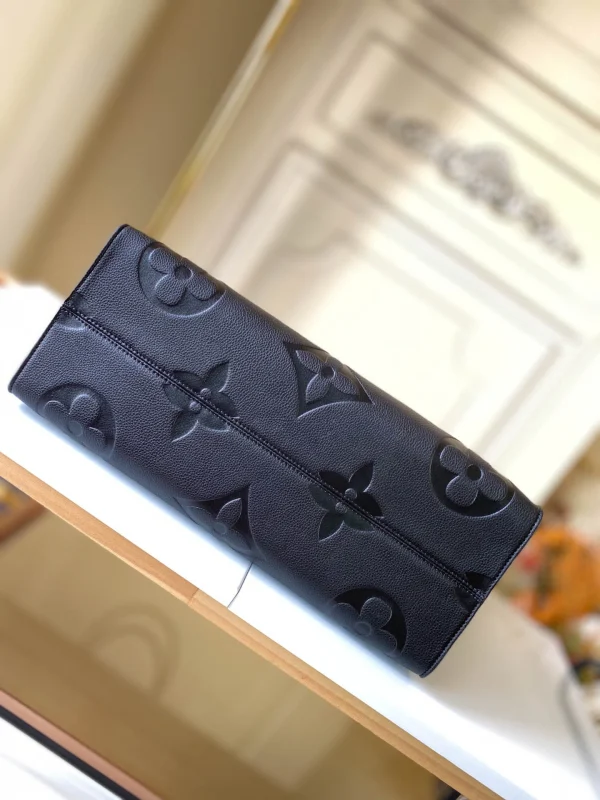 Louis Vuitton Size: 41.0 x 34.0 x 19.0 cm - Image 7