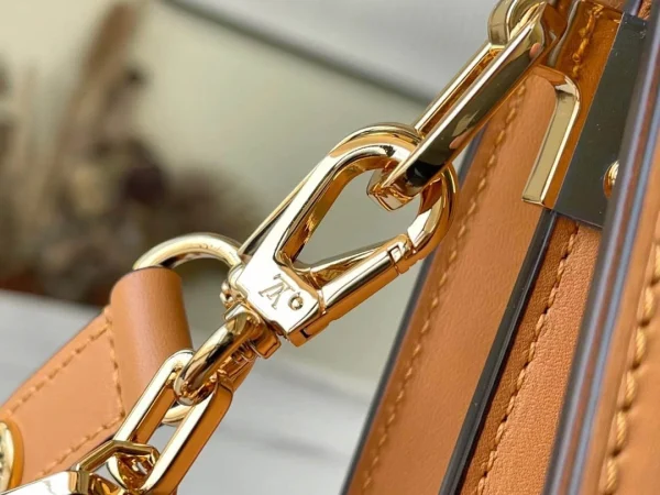 Louis Vuitton Size: 25 x 17 x 10.5 cm - Image 5