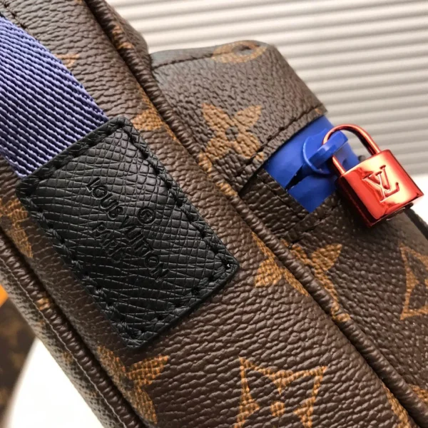 Louis Vuitton Crossbody Messenger Bag Model: M43843 Size: 25x18x5cm - Image 5