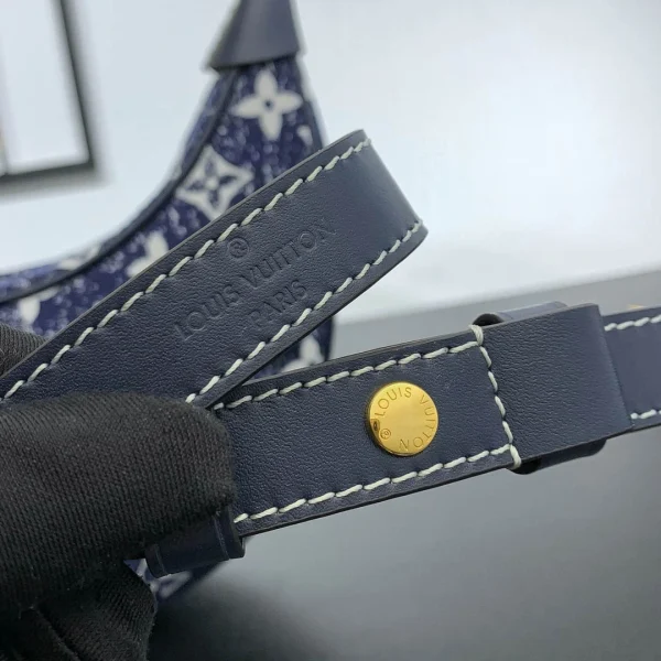 Louis Vuitton Size: 23 x 13 x 6 cm - Image 2