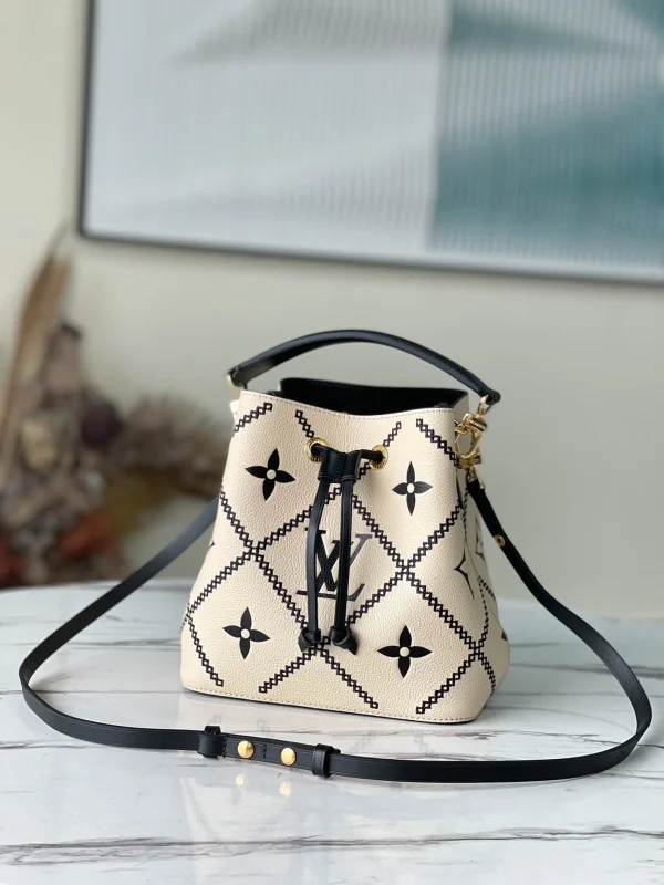 Louis Vuitton Size: 20 x 20 x 13 cm