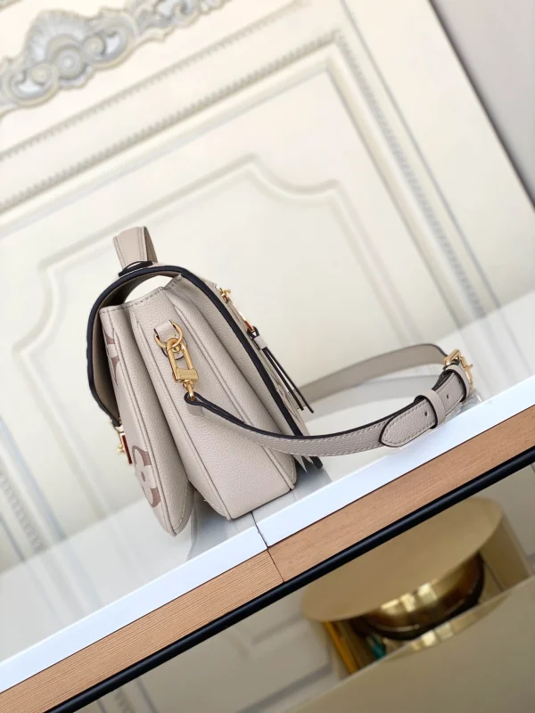 Louis Vuitton size: 25x19x7cm - Image 8