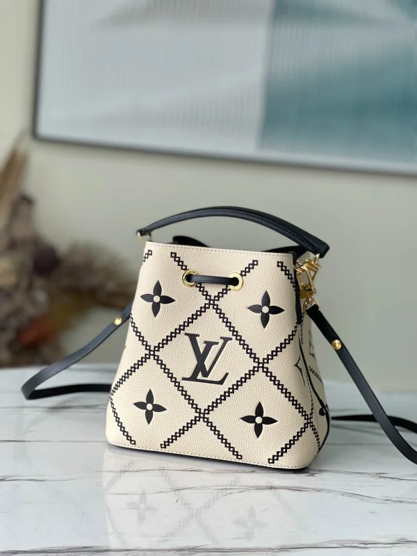 Louis Vuitton Size: 20 x 20 x 13 cm - Image 8