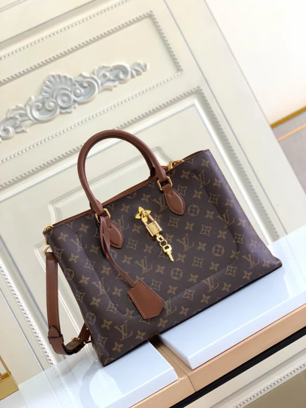 Louis Vuitton Size: 34.0 x 24.0 x 13.0 cm