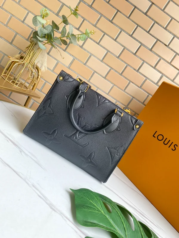 Louis Vuitton Size: 25 x 19 x 11.5 cm - Image 8