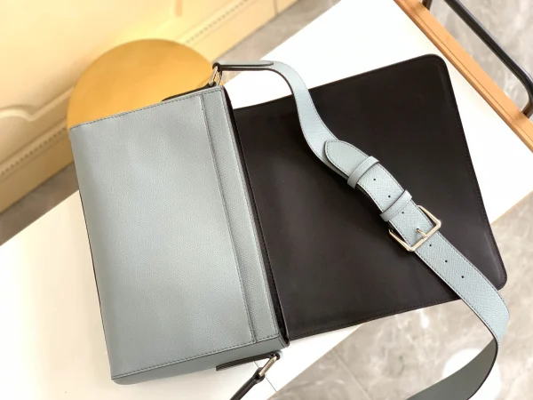 Louis Vuitton Size: 28.3 x 18.3 x 4.3 cm - Image 5