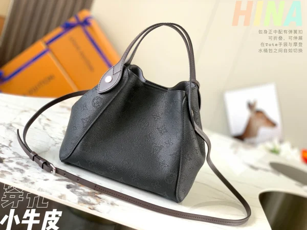 Louis Vuitton Size: 23 x 21 x 13 cm - Image 8