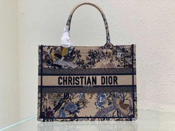 Book Tote Clutch Size: 36cm