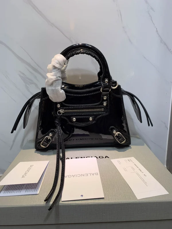 Black Size: 22cm