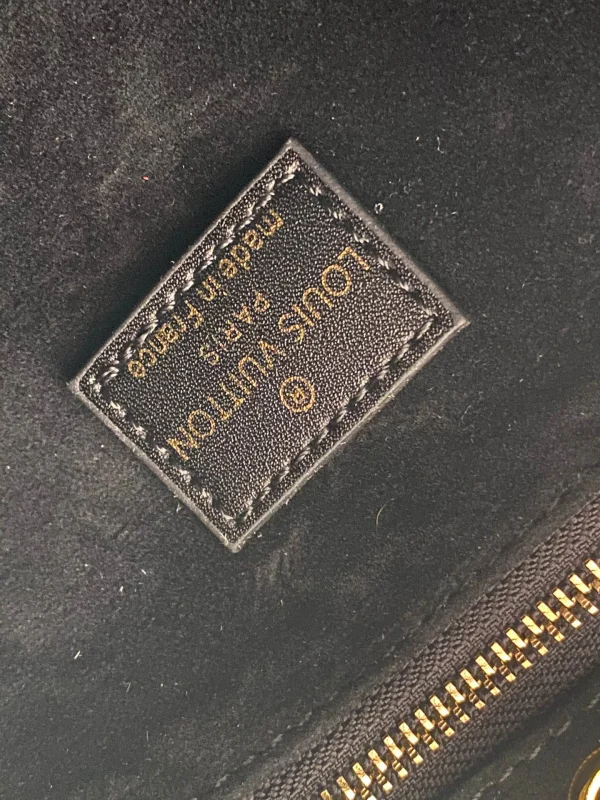 Louis Vuitton Size: 25 x 19 x 11.5 cm - Image 3