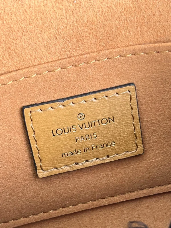 Louis Vuitton Size 20 x 15 x 9 cm - Image 2