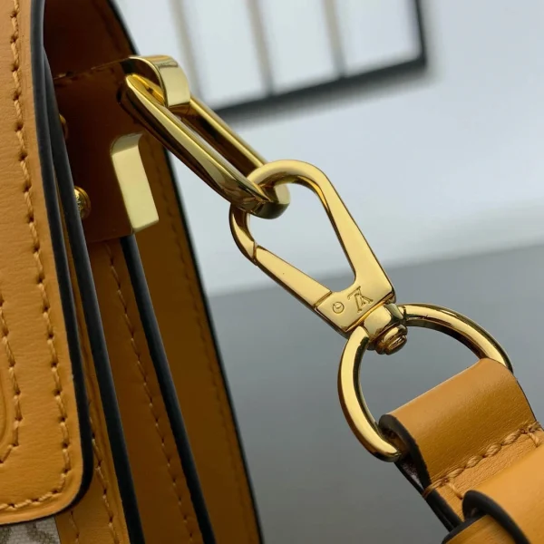 Louis Vuitton Size: 20 x 15 x 9 cm - Image 3