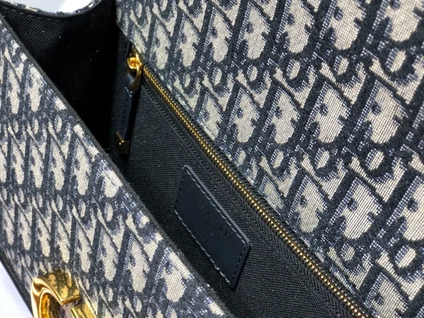30 Montaigne Chain Crossbody Bag Size: 25.5cm - Image 2
