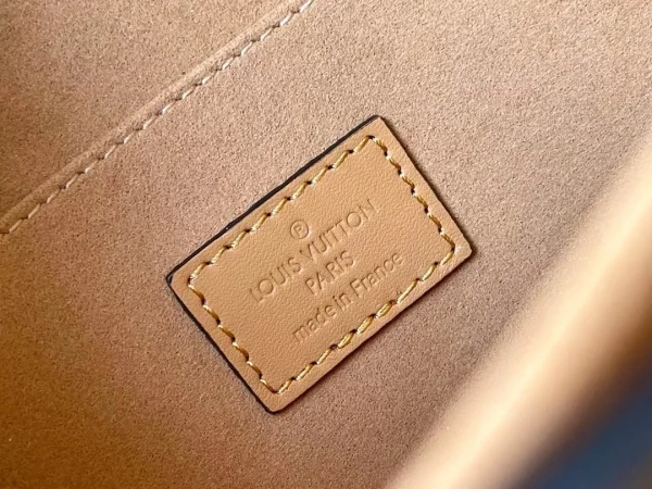 Louis Vuitton Size: 25 x 17 x 10.5 cm - Image 2