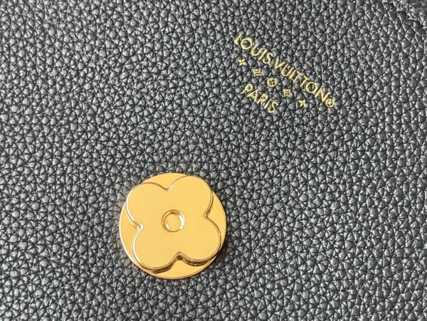 Louis Vuitton Size: 21 x 15 x 6.5 cm - Image 4