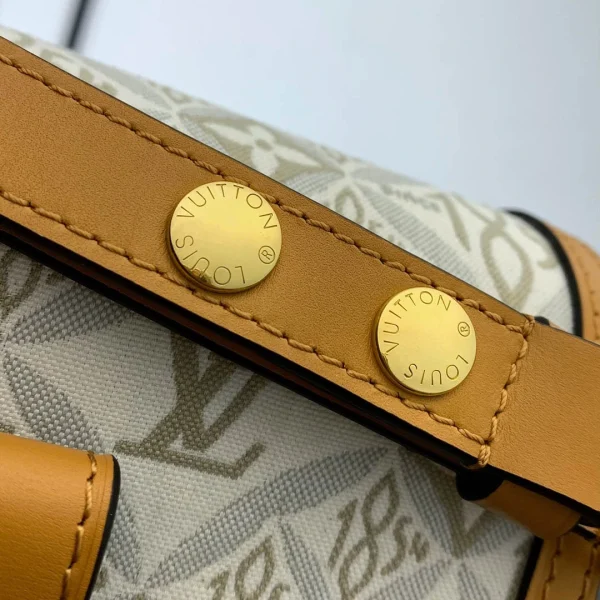 Louis Vuitton Size: 20 x 15 x 9 cm - Image 2