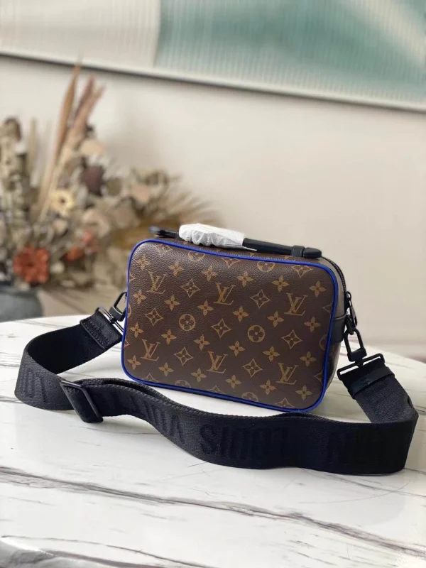 Louis Vuitton Size: 22 x 18 x 8 cm - Image 8