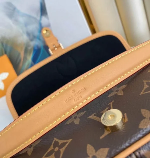Louis Vuitton Retro Underarm Crossbody Bag - Image 2