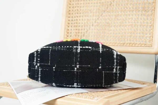 Black and white Size: 35cm 39cm - Image 18