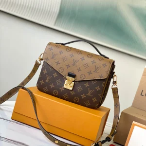 Louis Vuitton Size: 25 x 19 x 9 cm