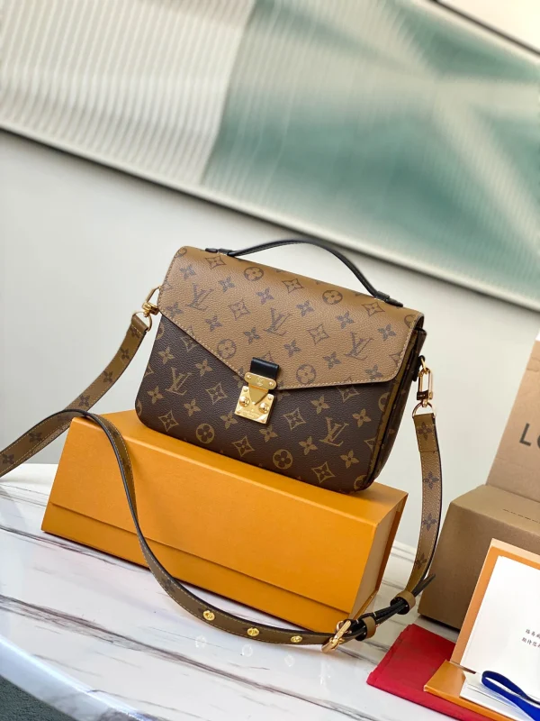 Louis Vuitton Size: 25 x 19 x 9 cm