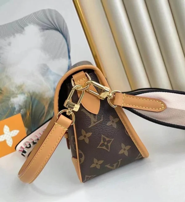 Louis Vuitton Retro Underarm Crossbody Bag - Image 7