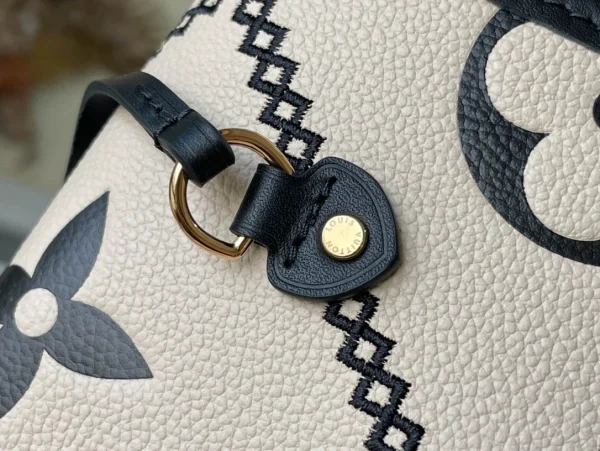 Louis Vuitton Size: 31 x 28 x 14 cm - Image 6