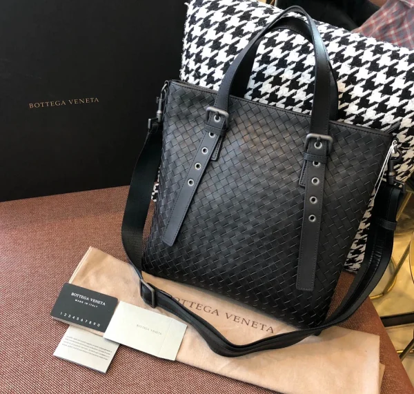 BV Briefcase Size: 30cm Black