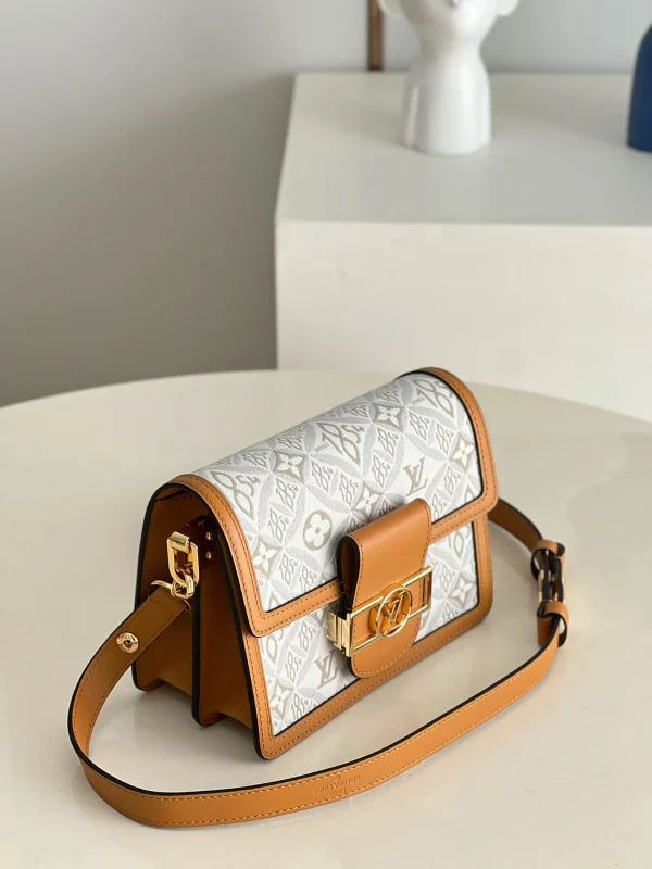Louis Vuitton Size 20 x 15 x 9 cm - Image 8