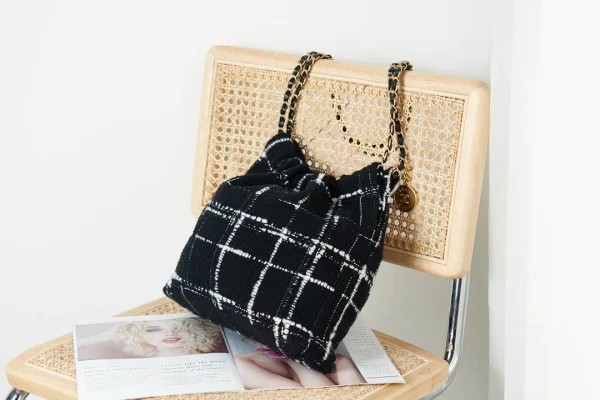 Black and white Size: 35cm 39cm - Image 16