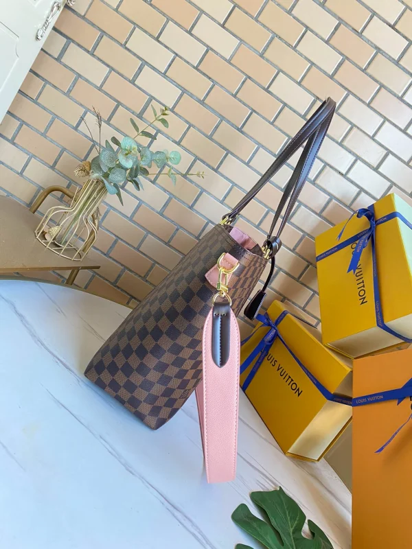 Louis Vuitton Size: 28X28X14cm Pocket 43cm - Image 9