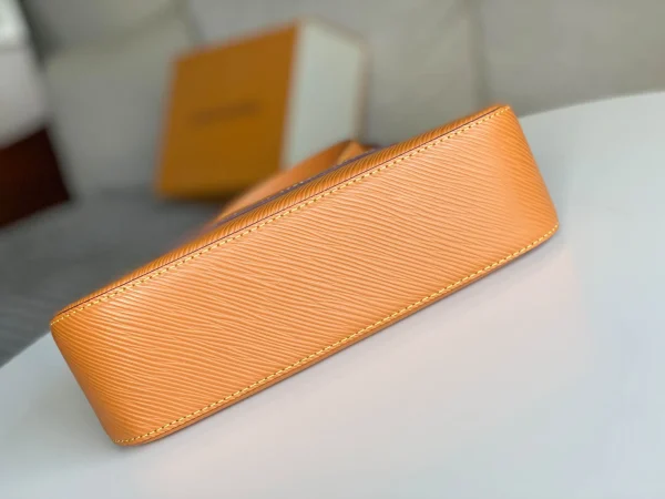Louis Vuitton Size: 25 x 15 x 8 cm - Image 7