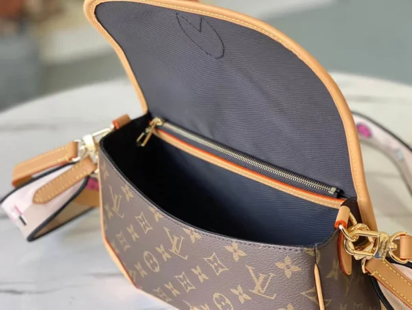 Louis Vuitton DIANE handbag with Size: 25.0 9.0 15.0 cm - Image 2