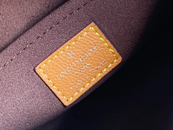 Louis Vuitton Size: 25 x 15 x 8 cm - Image 2