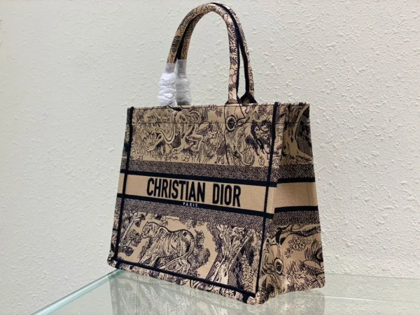 Book Tote Handbag Size: 36 x 27.5 x 16.5 cm - Image 9