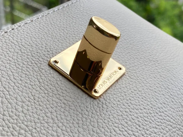 Louis Vuitton Size: 19 x 13 x 8 cm - Image 4