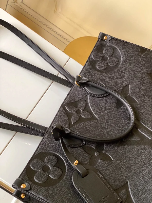 Louis Vuitton Size: 41.0 x 34.0 x 19.0 cm - Image 5