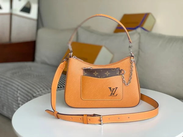 Louis Vuitton Size: 25 x 15 x 8 cm