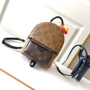 LV Model: M44872 Size:17x22x10cm