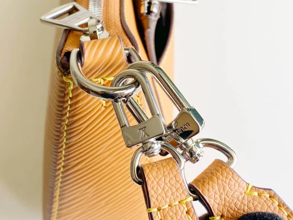 Louis Vuitton Size: 25 x 15 x 8 cm - Image 6