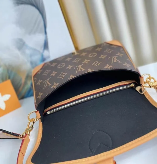 Louis Vuitton Retro Underarm Crossbody Bag - Image 3