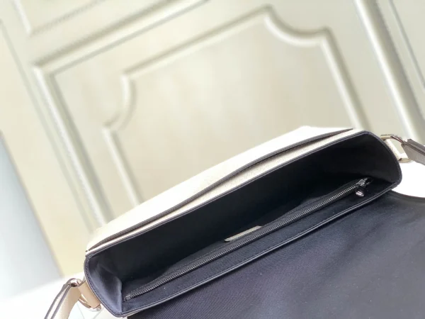 Louis Vuitton Size 28.3 x 18.3 x 4.3 cm - Image 3