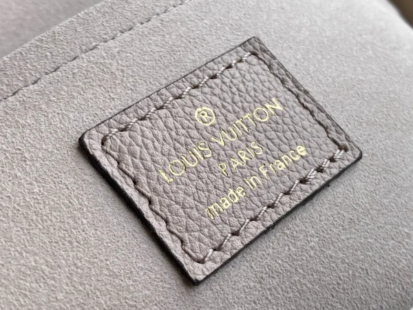 Louis Vuitton Size: 19 x 13 x 8 cm - Image 2