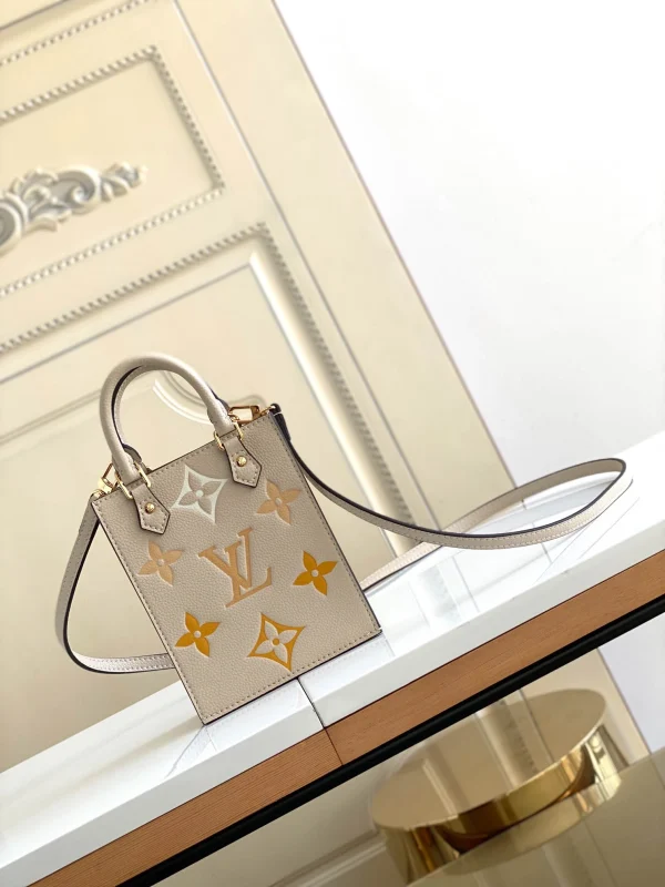 Louis Vuitton Size: 14.0 x 17.0 x 5.0 cm - Image 10