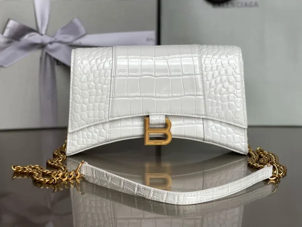 Crossbody bag Model: 198 Size: 22x13x5cm