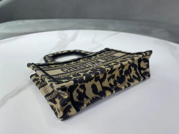 Book Tote Handbag Size: 22.5x24x8cm - Image 5